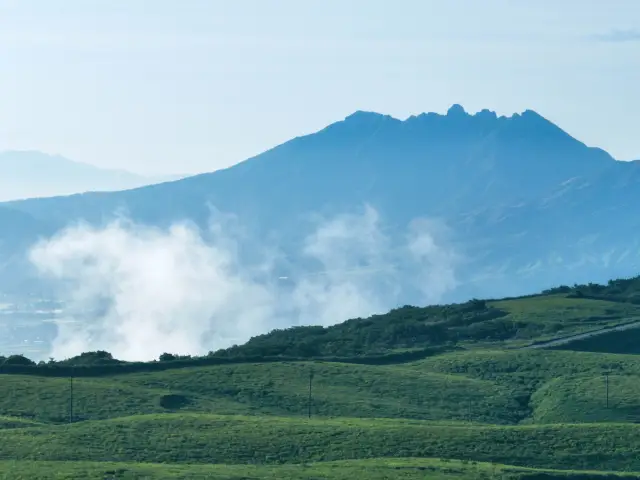 雲をまとう阿蘇の山