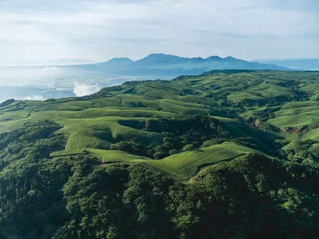 草原の丘と遠くの山並み
