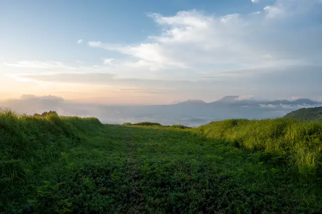 朝焼けの空と、遠くの山並み
